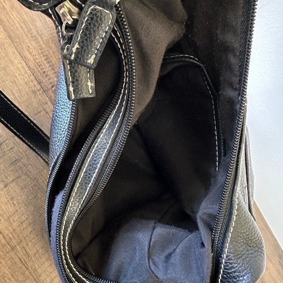 Beautiful Etienne Aigner black leather handbag in great condition - Picture 11 of 13